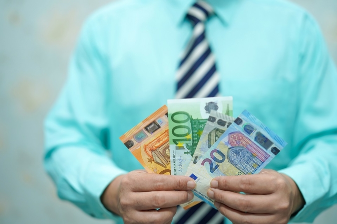 Siūlo padidinti minimalius pareiginės algos koeficientus: tai paliestų per 600 valstybės tarnautojų