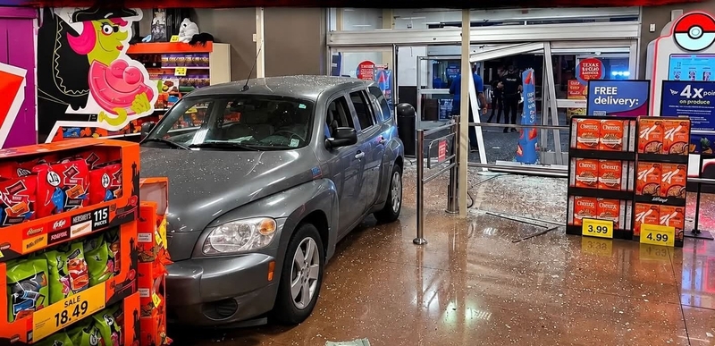 Vyras automobiliu rėžėsi į parduotuvę, nes labai norėjo į tualetą