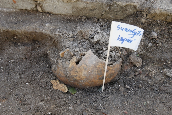 adiniai: Šv. Jono bažnyčios pamatus atkasę archeologai rado ir čia kadaise palaidotų miestiečių palaikų.