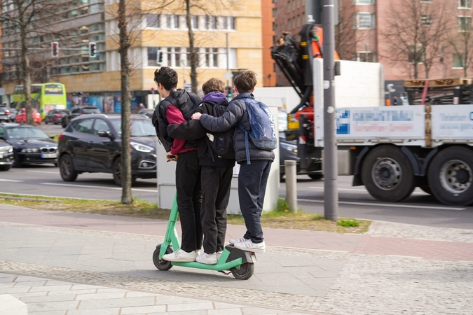 Požiūris: vaikai žino važiavimo elektriniu paspirtuku taisyklių reikalavimus, tačiau vis tiek jų nepaiso.
