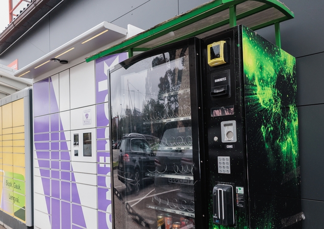 Vieša: prekybos automatas stovi prie pat prekybos centro, šalia paštomatų. 