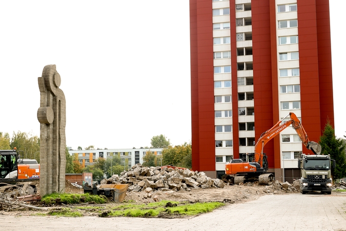 Klausimai: kas laukia prieš pusšimtį metų puikiai vertintos, daugiabučių namų kvartalą puošusios skulptūros, kol kas neaišku.