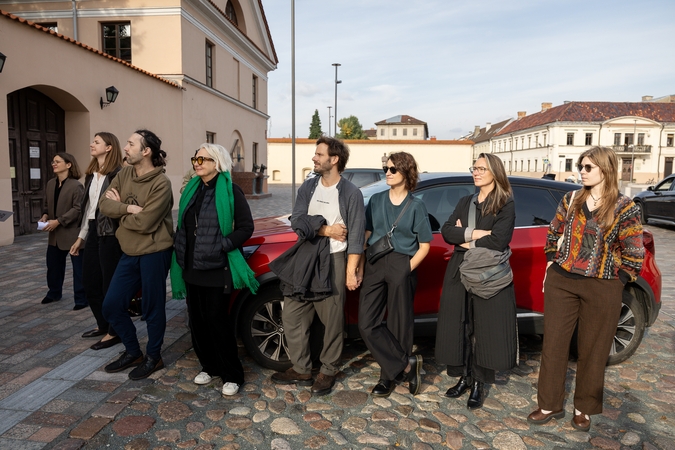 Bendruomenė: iškilmingą atminimo lentelės atidengimo ceremoniją Kauno Rotušės aikštėje stebėjo gausus būrys kauniečių ir miesto svečių.