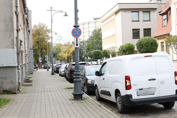 Skundėsi: pasak klaipėdietės, pavojingame J. Janonio gatvės posūkyje paliekami automobiliai apsunkina eismą ir kelia nerimą dėl saugumo.