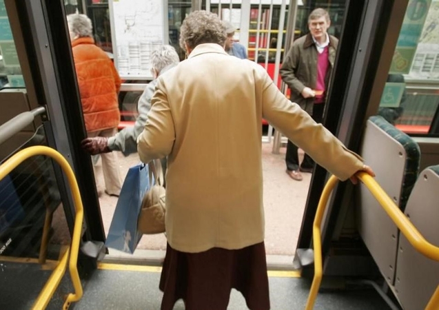 Situacijos: išlipant iš autobuso ar troleibuso svarbu neskubinti priešais esančio žmogaus, ypač – senjoro.