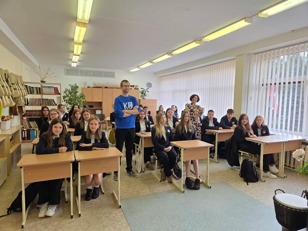 Iniciatyva: „Smeltės“ progimnazija atvėrė klasių duris skirtingų profesijų žmonėms, kurie vienai pamokai tapo mokytojais.
