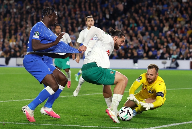 Skirtumas: Braitono futbolininkai (mėlynos spalvos apranga) į „Kauno Žalgirio“ vartus smūgiavo 34 kartus, Lietuvos čempionai į varžovų – keturis.