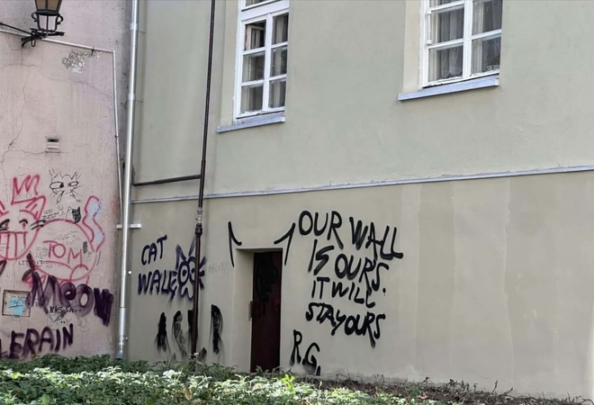 Pareiškė: inicialus paliekantys vandalai skelbia valdantys miesto sienas.