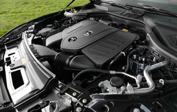 Jėgainė: pakėlus dangtį visu gražumu – „Mercedes-Benz GLC 400 4Matic Electric“.