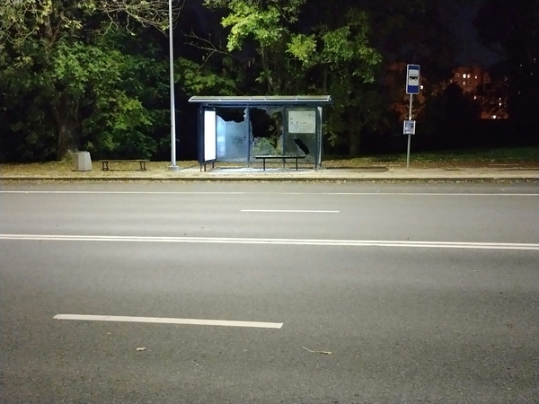 Vandalizmas: Smiltelės gatvėje klaipėdietis pastebėjo išdaužtus dviejų autobusų stotelių stiklus.