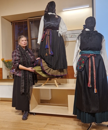 Rankdarbiai pažindina su krašto tradicijomis