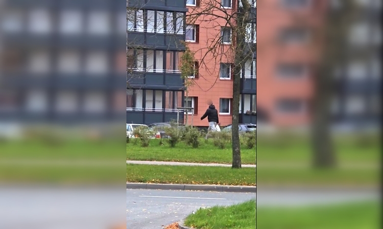 Užfiksavo: nukentėjusi moteris nufotografavo, kaip prie jos priekabiavęs vyras skubiai nueina gatve.