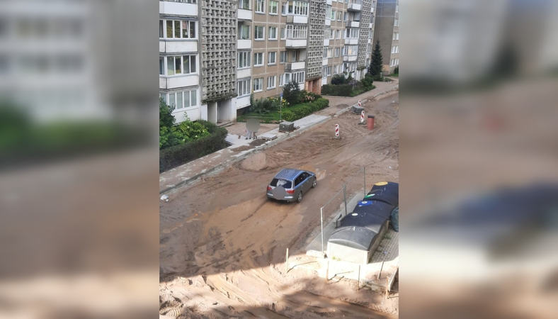 Nemandagu: kiemas išraustas, tačiau kai kurie vairuotojai vis tiek stato automobilius.