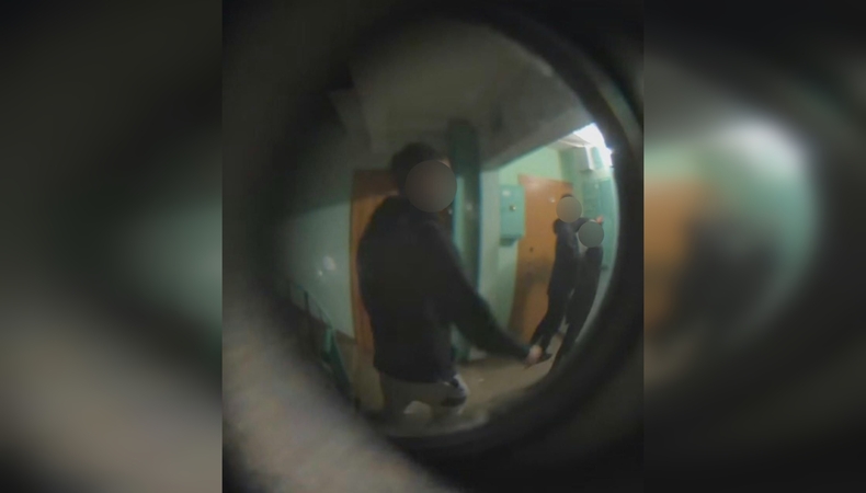 Veiksmas: gyventojas užfiksavo tris jaunuolius, siautėjusius Sulupės gatvės namo laiptinėje.
