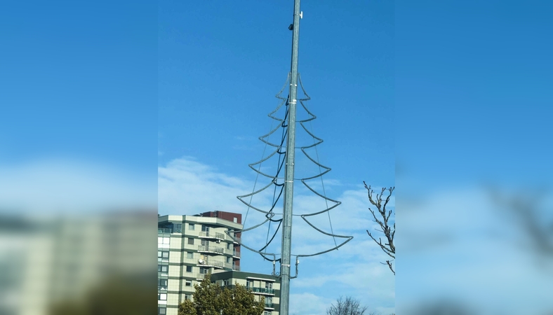 Startas: pagrindinėse Klaipėdos gatvėse jau matyti pakabintos kalėdinės dekoracijos.