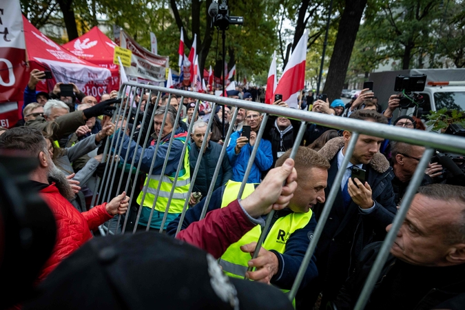 Lenkijos policija susirėmė su protestuotojais prie Konstitucinio Tribunolo