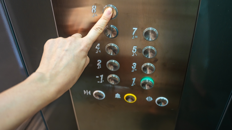 Reakcija į metų metus neveikiantį seniūnijos liftą: kad neįgalieji mažiau galvą kvaršintų?