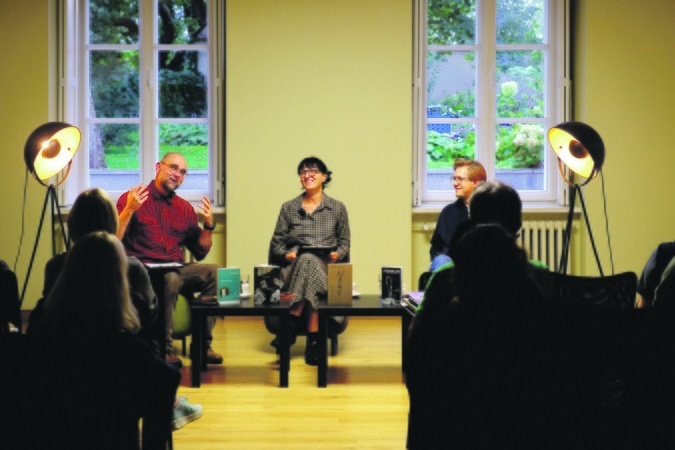 Atmosfera: išskirtinis literatūros klubo susitikimų bruožas – laisvė reikšti savo mintis, sako jo šeimininkai (iš kairės) L. Katkus, A. Cesiulė. 
