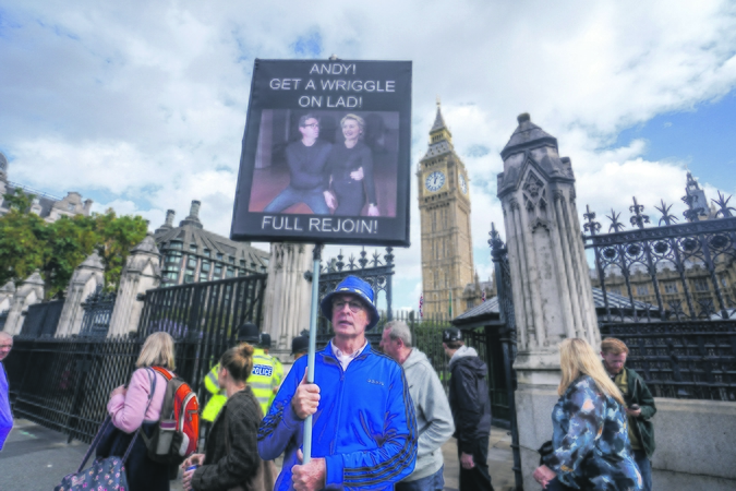 Nuotaikos: daugybė JK piliečių norėtų, kad šalis vėl būtų ES, ir pritartų šio vyro, raginančio spartinti „Brexit“ atšaukimo procesą, nuomonei. 