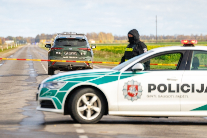 Galimai įskridusio drono nuolaužos apgadino civilinį automobilį, žmonės nesužeisti