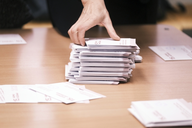 Suskaičiavus 90 proc. balsų, Latvijos parlamento rinkimuose užtikrintai pirmauja valdantieji