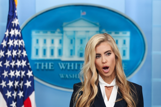 Naujoji Trumpo spaudos sekretorė sulaukė klausimų dėl savo teisinės kvalifikacijos