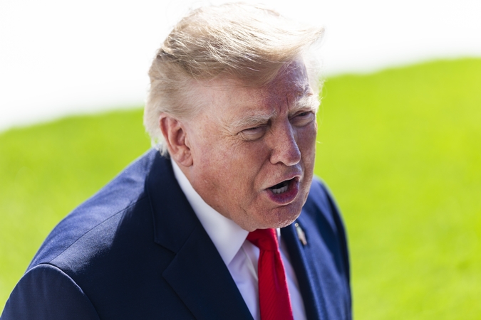 Trumpas: nutekinančius JAV karinę informaciją asmenis reikėtų sušaudyti