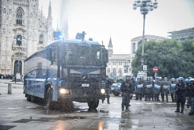 Milane antrą dieną tęsėsi susirėmimai gatvėse