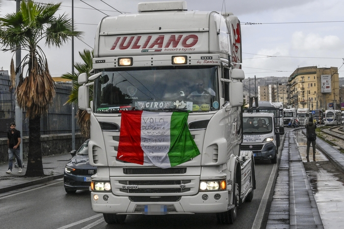 Italijos sunkvežimių vairuotojai nutraukė protestus