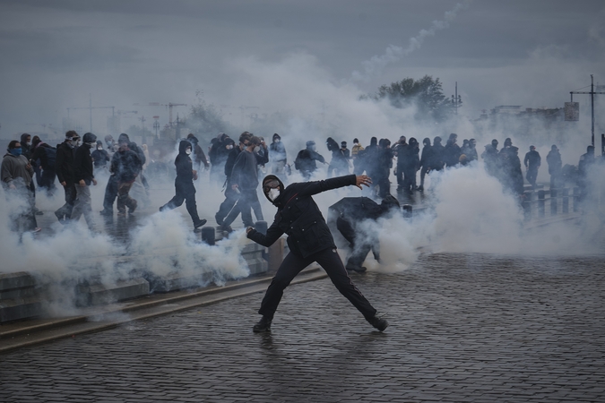 Prancūzijoje per protestus policija sulaikė daugiau nei 1,3 tūkst. žmonių