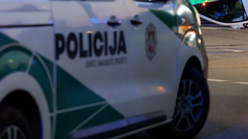 Vilniuje „Toyota“ susidūrė su policijos automobiliu: nukentėjo pareigūnė