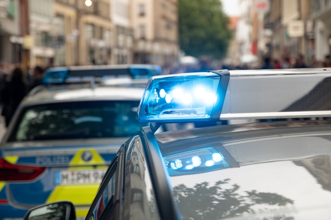 Vokietijoje automobilis rėžėsi į žmonių grupę: yra sužeistųjų, policija atidengė ugnį