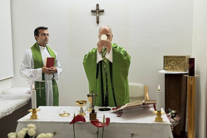 Popiežius po vėžio operacijos ligoninėje aukojo mišias