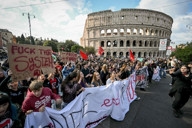 Visoje Italijoje vyksta jaunimo protestai