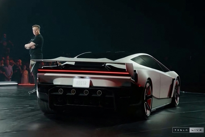 „Tesla“ pristatė skraidyti galintį sportinį automobilį