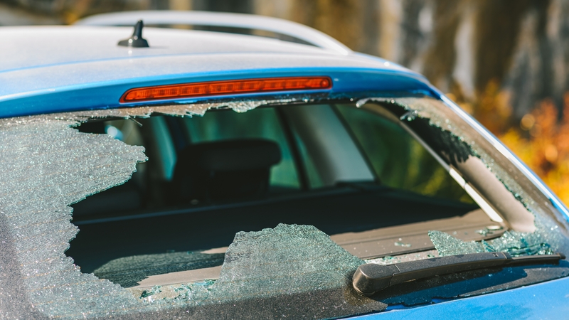Dėl bagažinės užuolaidos ilgapirščiai išdaužė automobilio langą