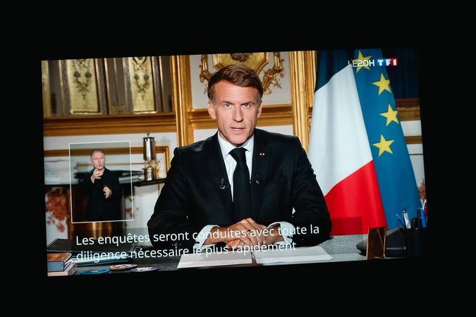 Emmanuelis Macronas pažadėjo nubausti smurtiniuose protestuose „siekusius sugriauti Respubliką“