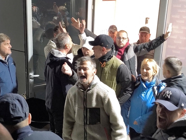Serbijoje protestuotojai įsiveržė į Vučičių palaikančią televiziją