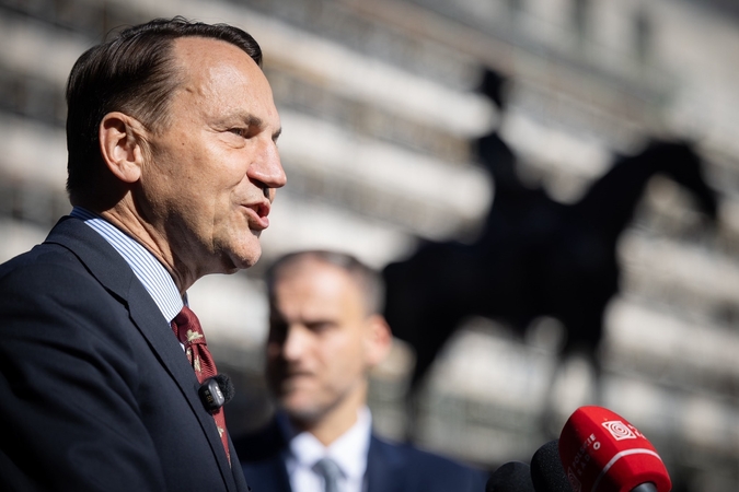 Sikorskis ragina NATO pasirengti ryžtingam atsakui