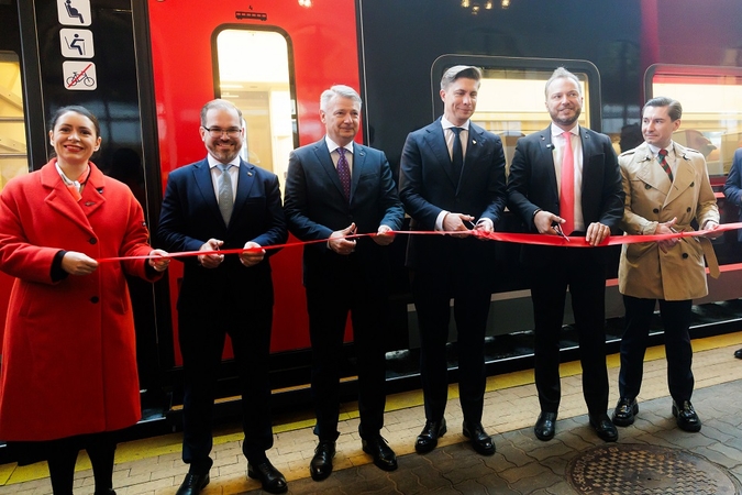 „Liks nepamiršti laiku išlipti“: prasideda kelionės naujaisiais „Stadler“ traukiniais