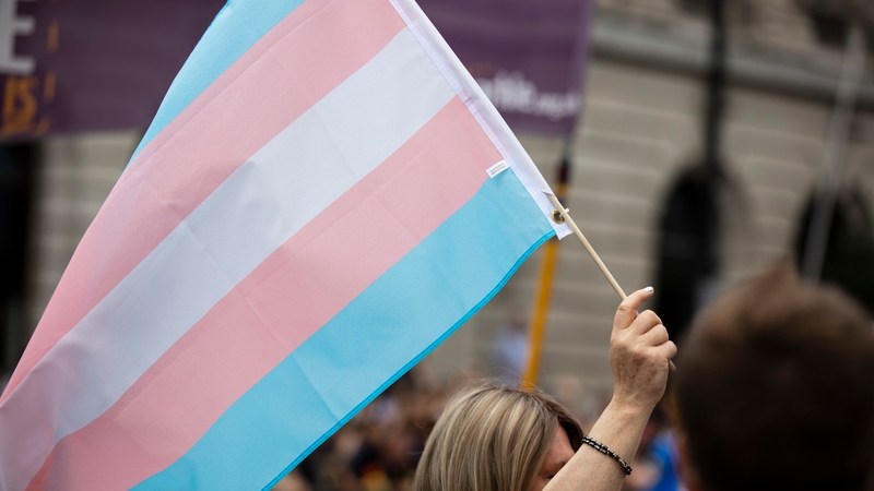KT nagrinės skundą dėl draudimo translyčiams keisti lyties įrašą nenutraukus santuokos