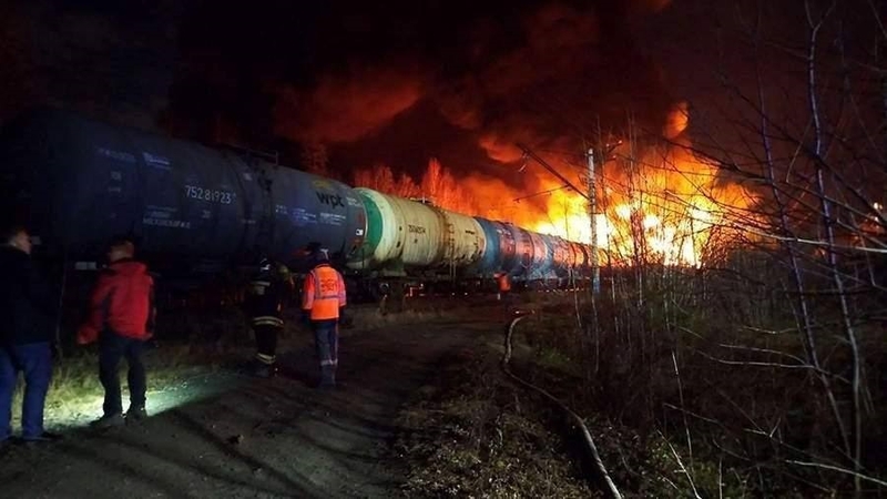 Rusijos Sverdlovsko srityje nuo bėgių nuriedėjo 20 vagonų, užsidegė degalų cisternos