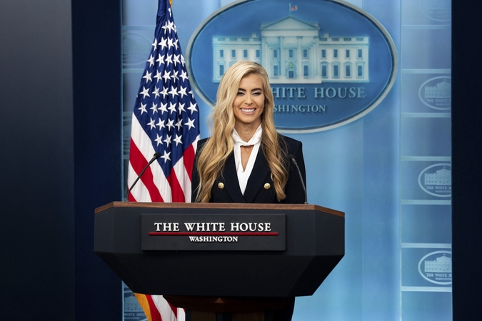 Trumpo spaudos sekretorė pripažino neišlaikiusi advokatūros egzamino