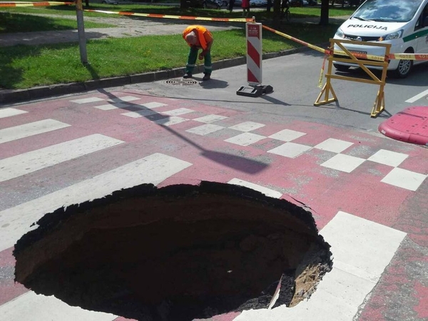 Vilniuje pėsčiųjų perėjoje atsivėrė smegduobė