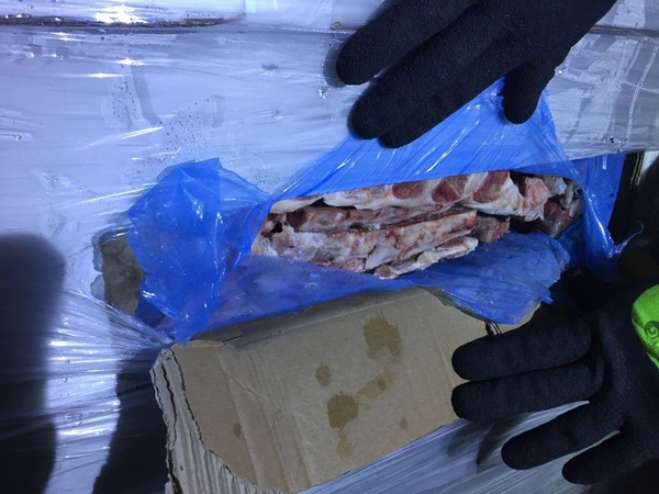 Tarp šaldytų kaulų – 200 tūkst. eurų vertės kontrabandinės cigaretės