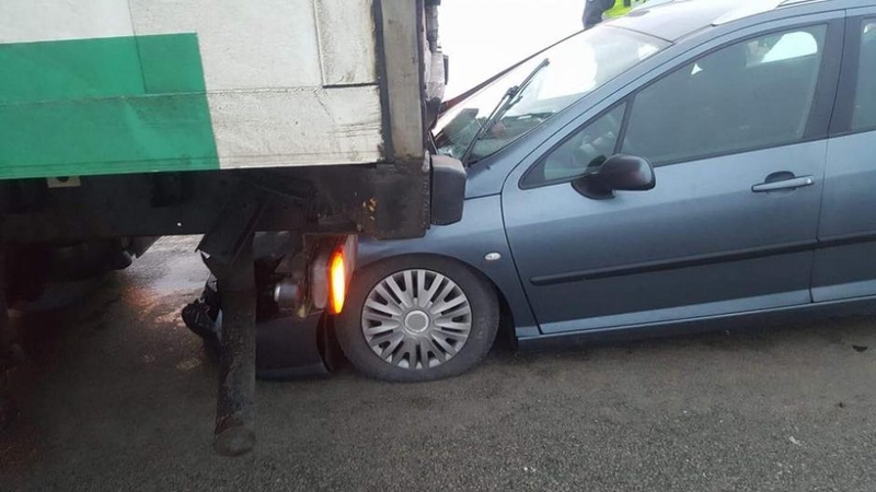 Avarija Kretingos rajone: nuo smūgio „Peugeot” atsidūrė po sunkvežimiu