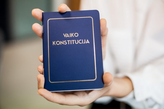 Vaiko teisių apsaugos darbuotojai mokyklose dalija „Vaiko konstituciją“
