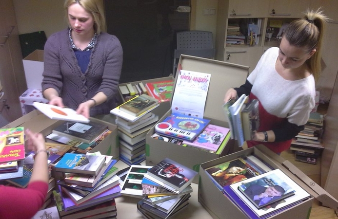 Klaipėdiečiai kaimų bibliotekoms padovanojo beveik 300 knygų