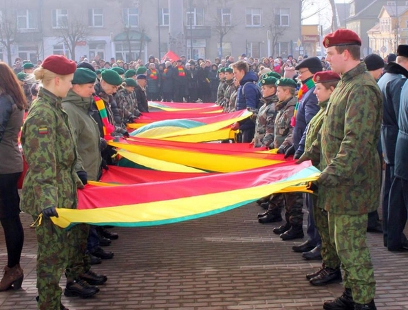 Telšių Nepriklausomybės aikštę papuošė 99 trispalvės