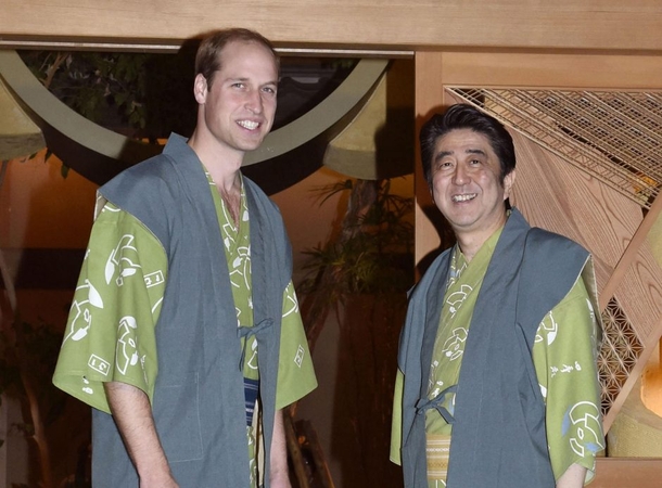 Princas Williamas Japonijoje pasimatavo samurajaus aprangą